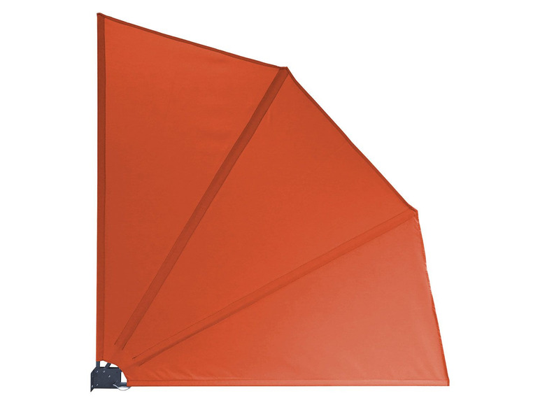 Ein orangefarbenes Sonnensegel mit eckiger Form.