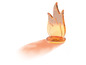 Eine orangefarbene Glasfigur in Form einer Flamme.