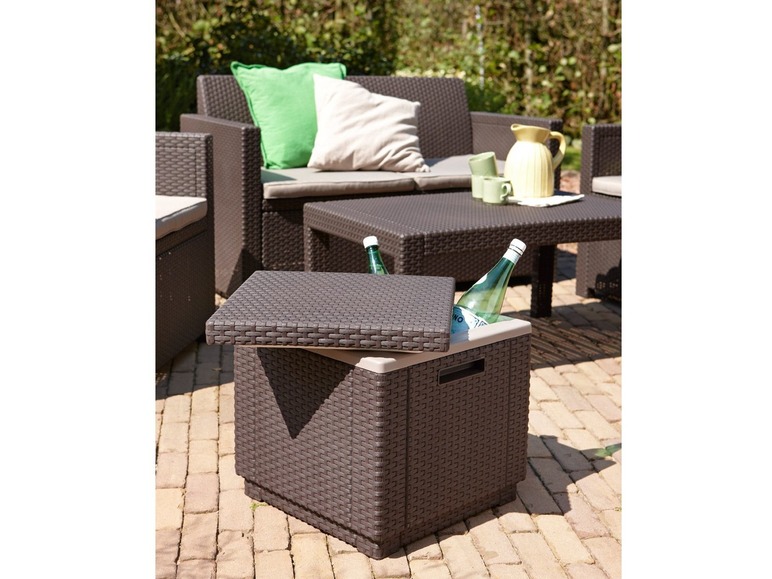 Gartenmöbelset mit einem Kühlbox als Beistelltisch.
