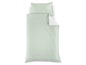 Eine mintgrüne Bettwäsche mit einem Muster aus Kaninchen.