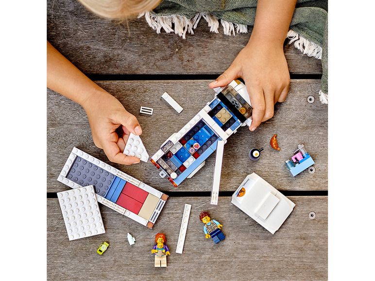 Gehe zu Vollbildansicht: LEGO® City 60283 »Ferien-Wohnmobil« - Bild 8