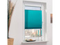 Türkisfarbenes Plissee- Rollo in einem weißen Fenster