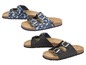 Zwei Paar blaue Sandalen mit Schnallen, eine mit Camouflage-Muster.