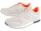 Zwei Paar hellgraue Turnschuhe mit orangenen Akzenten