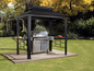 Eine schwarze Metall-Gazebo mit eingebautem Gasgrill.
