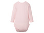 Ein rosa Baby-Body mit langen Ärmeln.