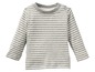Ein gestreiftes, weiß-graues Baby-Langarmshirt.