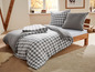 Bettwäsche in grau-weißem Karomuster.