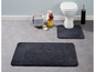 Zwei dunkelgraue Badezimmermatten.