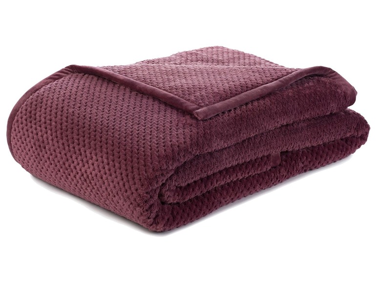 Eine burgunderfarbene, weiche Fleece-Decke.
