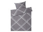 Ein graues Bettbezug mit einem weißen Rautenmuster.