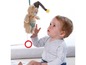 Ein Baby schaut sich ein Mobile mit einem Teddybär an.