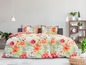 Ein Bett mit tropischer Blumenbettwäsche.