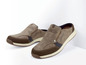 Zwei Paar braune Casual-Schuhe mit Slip-on-Design.