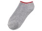 Graue Socke mit rotem Rand.