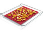 Eine rote Silikon-Backmatte mit gebackenen Kartoffelspalten auf einem Backrost.