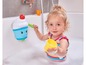 Ein Kind spielt in der Badewanne mit einem Eisbecher-Spielzeug.