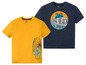 Zwei T-Shirts mit Surf-Motiv, eines gelb mit Surfboard, das andere blau mit 'Long Beach California'