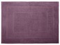 Eine lila Badematte mit einem gestickten Rand.
