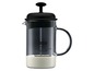 Eine schwarze Bodum Kaffeepresse mit Milch.