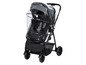 Ein schwarzer Safety 1st Kinderwagen mit einer transparenten Regenhaube.