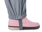 Graue Regenhose mit rosafarbenen Stiefeln.