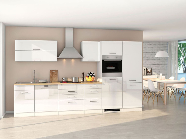 Eine moderne weiße Küche mit Backofen, Geschirrspüler und Oberschränken.