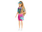 Barbie-Puppe mit Tie-Dye-Kleid und weißen Schuhen.