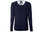 Ein dunkelblauer Pullover mit Schleife am Rücken.