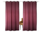Zwei bordeauxrote Vorhänge mit Ösen.