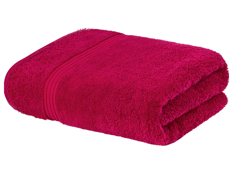 Ein rosa Handtuch liegt gefaltet.