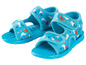 Zwei blaue Sandalen mit Meerestier-Muster für Kinder.
