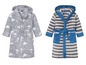 Zwei Bademäntel für Kinder, einer mit Wolken- und Sternmuster und einer mit Streifen.