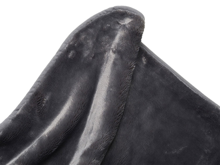 Eine graue, kuschelige Decke, gefaltet.