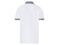 Weißes Poloshirt mit blauen und weißen Streifen an Kragen und Ärmeln.