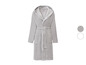 Grauer Bademantel mit Kapuze.