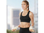 Eine Frau in Sport-BH und Leggings benutzt ein Springseil.