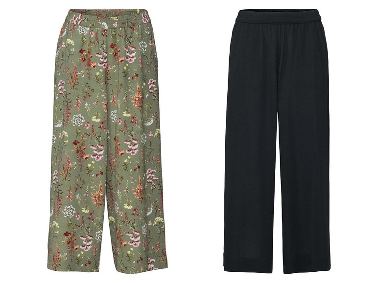 Zwei Hosen: eine mit Blumenmuster und eine schwarze.