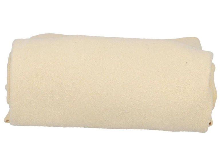 Ein aufgerolltes cremefarbenes Mikrofasertuch.