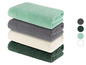Stapel Handtücher in Mint, Grau, Creme und Dunkelgrün.