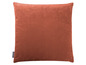Ein orangefarbenes Kissen der Marke Amoma.