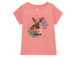 Ein rosa T-Shirt mit einem Kaninchen und Blumen.