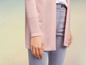 Ein rosafarbener Strickcardigan mit offenem Frontteil und blaue Jeans.