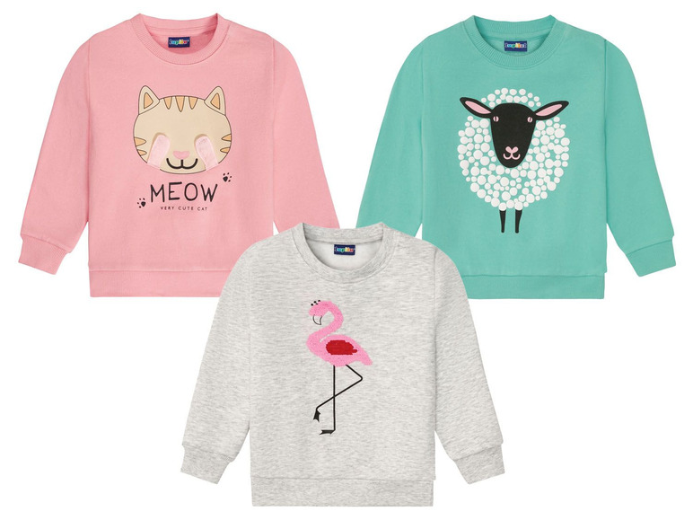 Drei Kinderpullover mit Katz-, Schaf- und Flamingomuster.