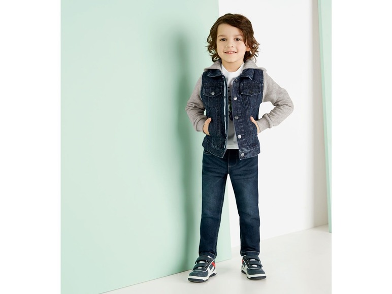 Gehe zu Vollbildansicht: LUPILU® Kleinkinder Jeansjacke Jungen, Kapuze und Ärmel aus Sweatstoff, mit Baumwolle - Bild 8
