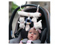 Baby in einem Autositz mit einem Doudou et Compagnie Spielzeug.