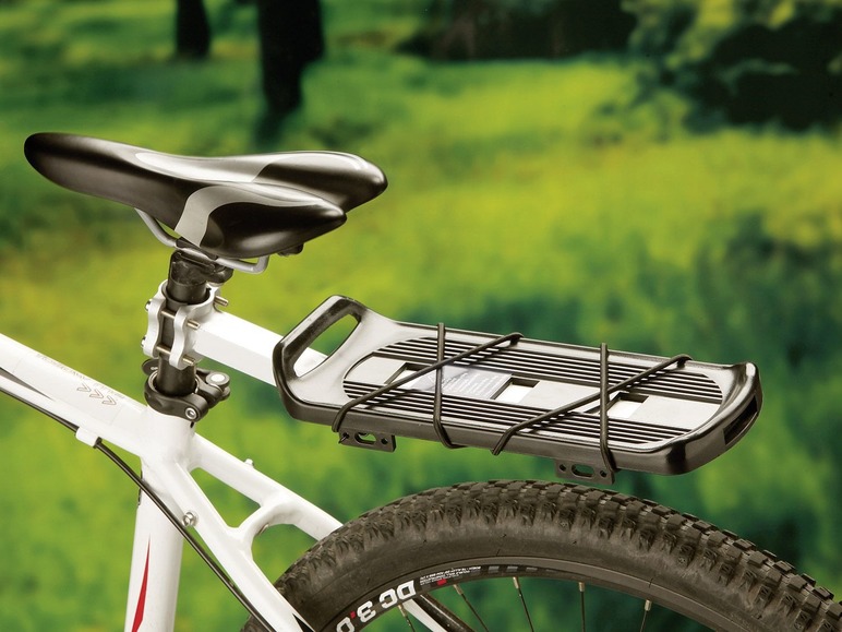 Ein Fahrrad mit Gepäckträger und Sattel.