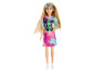 Eine Barbie-Puppe mit einem Tie-Dye-Kleid und dem Schriftzug 'Femme and Fierce'.