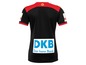 Ein schwarzes Fußballtrikot mit roten Akzenten, gesponsert von DKB.