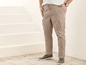 Beige Cargohose mit Kordelzug und Sneakers.